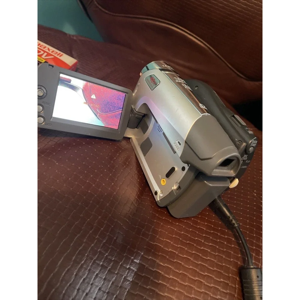 Canon DC320 DVD/SD Card Camcorder, Battery, Charger, (11)